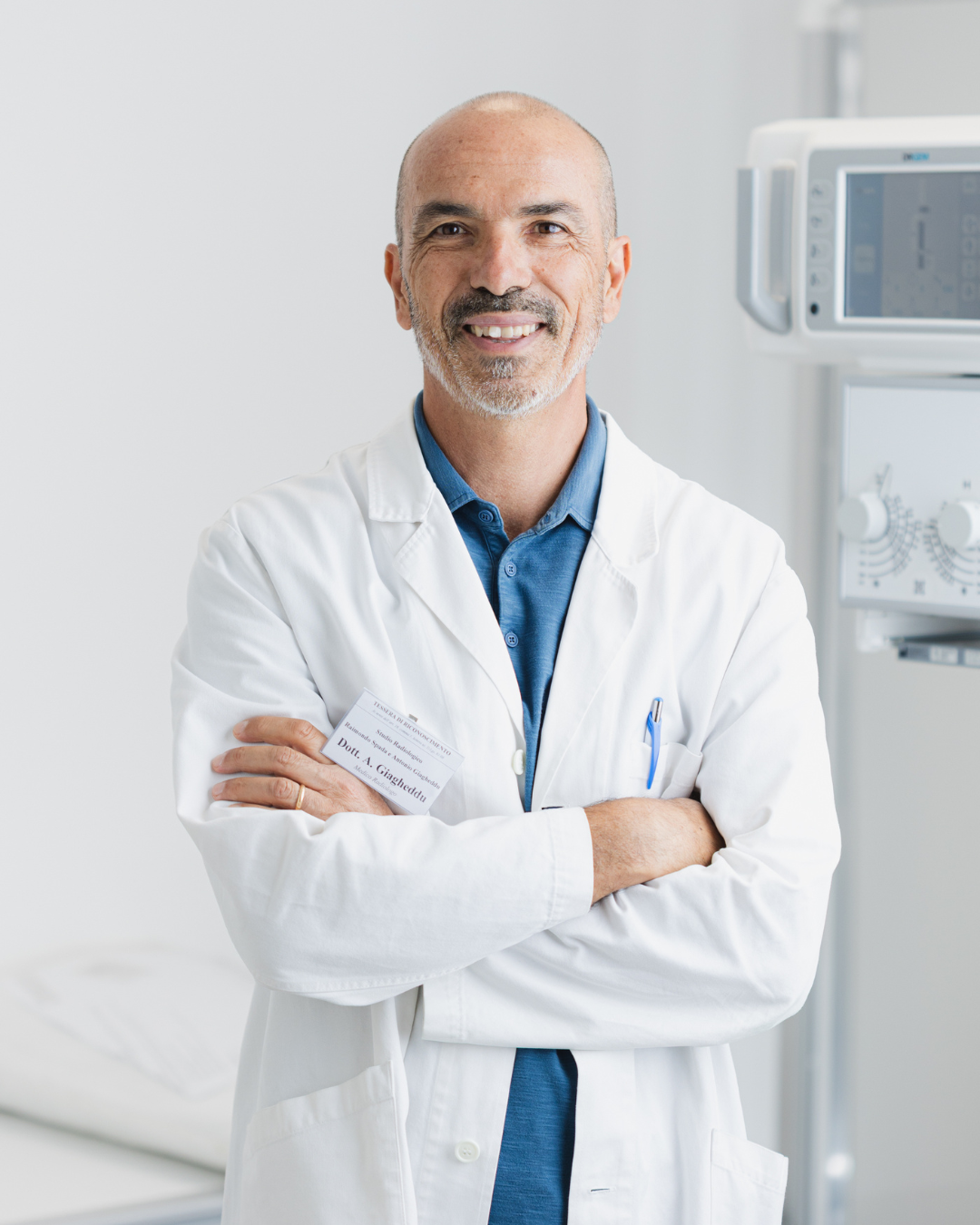 Ritratto del Dott. Antonio Giagheddu alla postazione di refertazione radiologica.