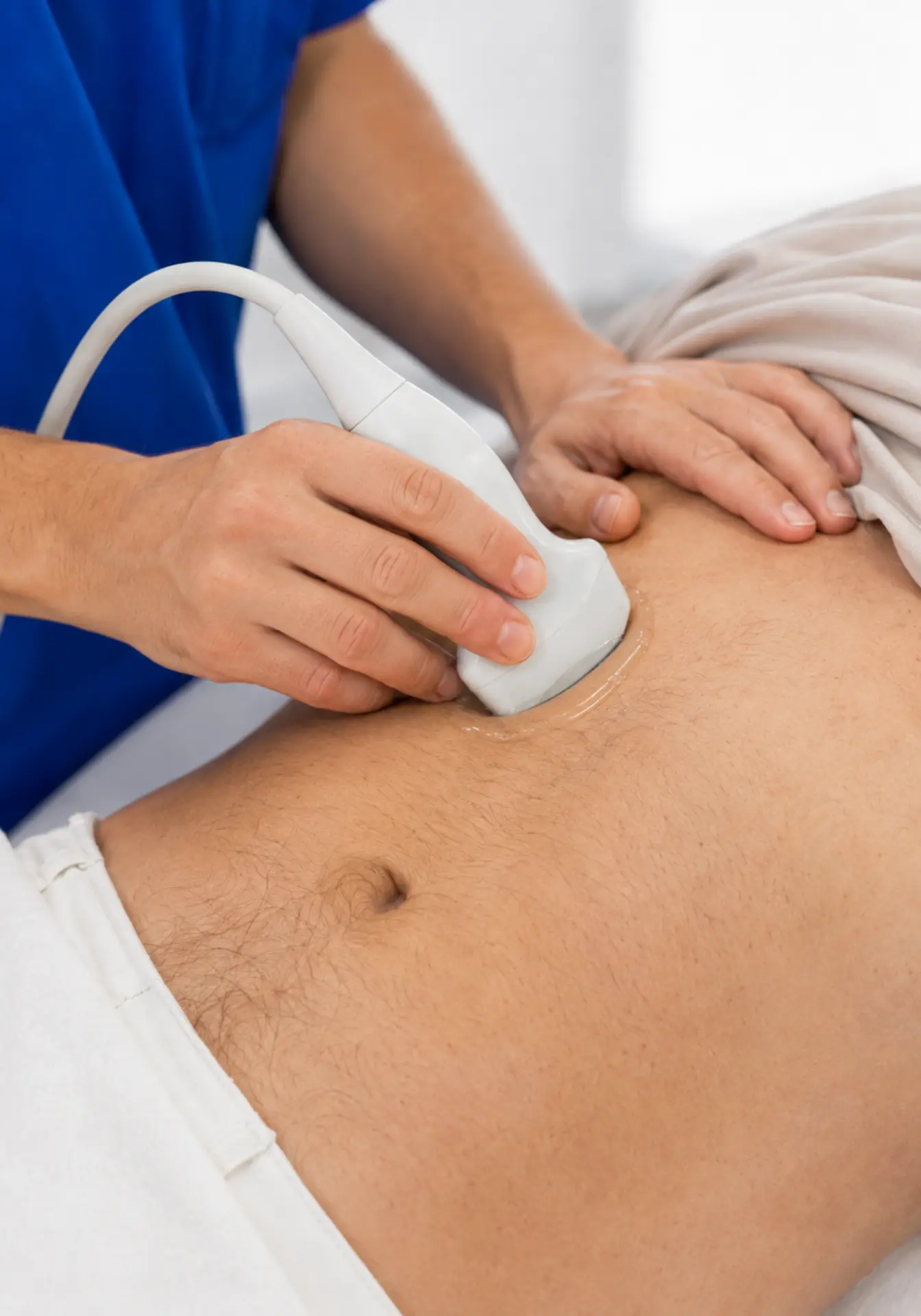 Esame ecografico dell'addome in sala diagnostica.