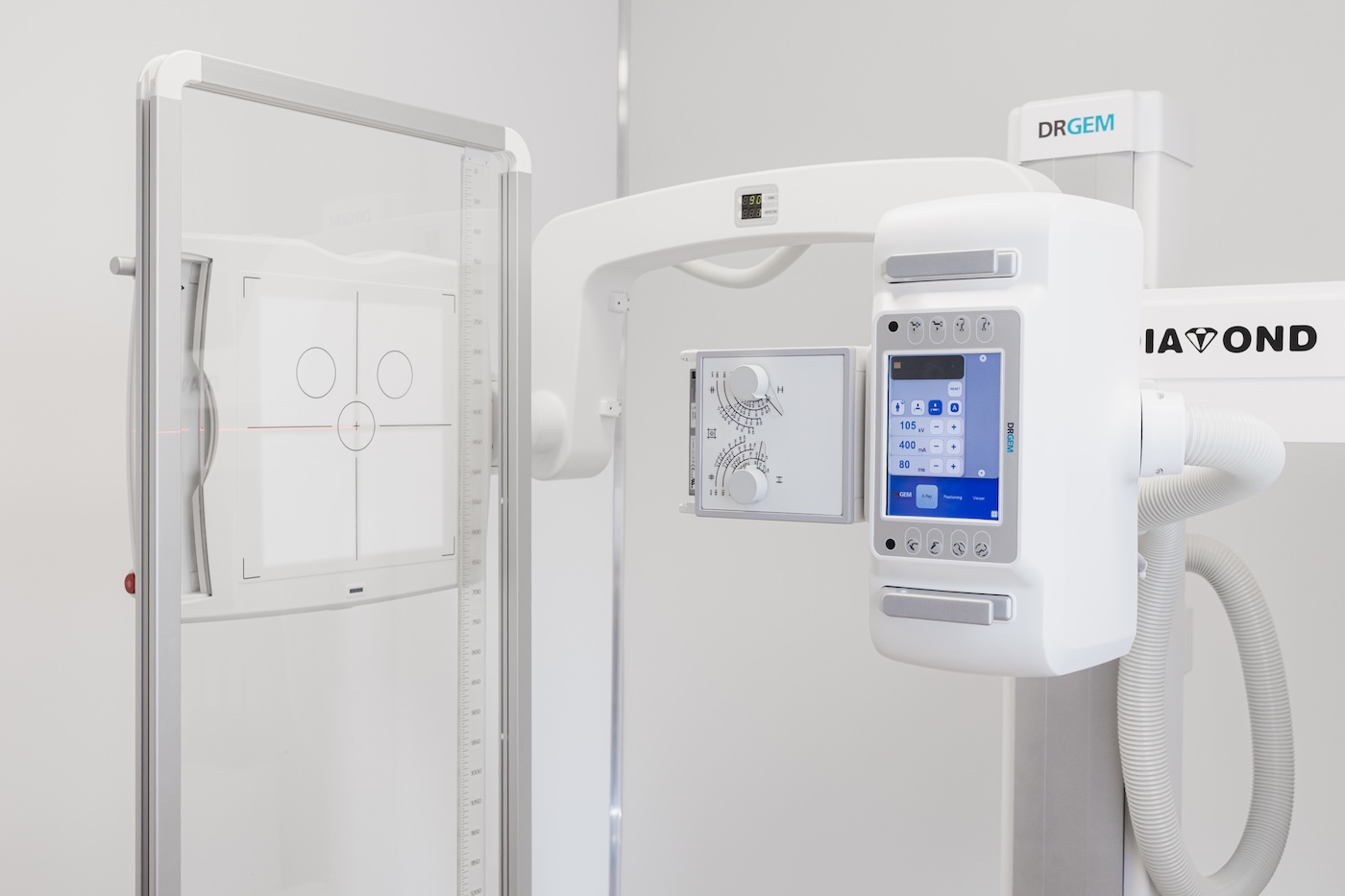 Sala di radiologia digitale con sistema DRGEM Diamond 5A e tavolo radiologico.
